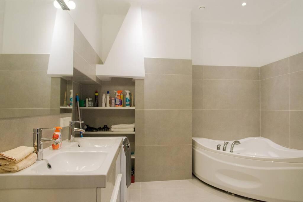 Modern & Spacious 80M2 Apartment In Riga Old Town Eksteriør bilde
